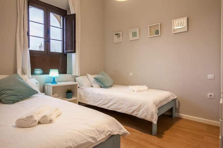 Central Apartment In Севиля Екстериор снимка